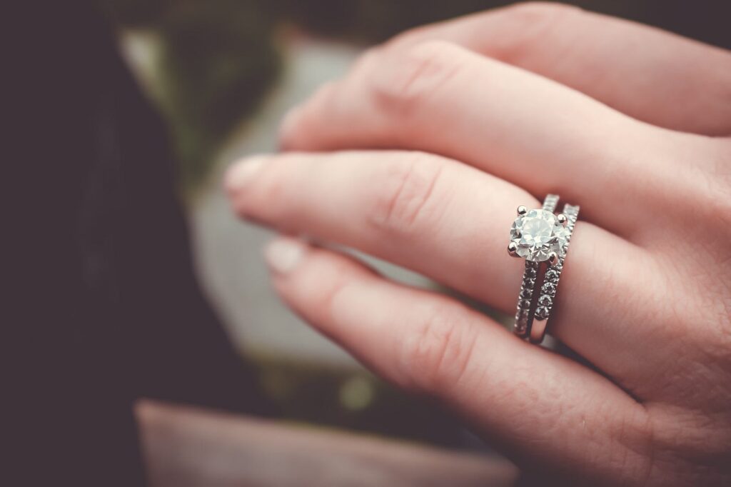Vintage vs. Modern: Which Diamond Ring Style is Right for You
